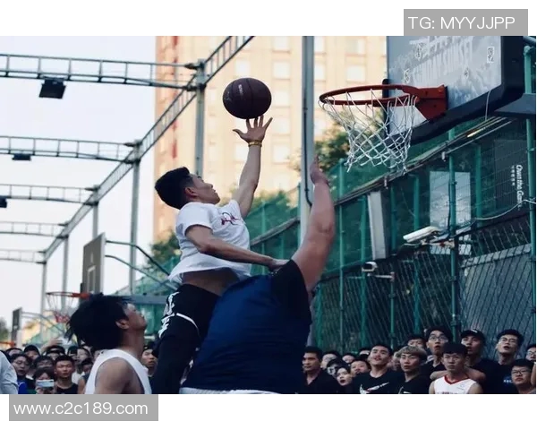 日落东单的余晖下城市的温柔与梦想交织的瞬间