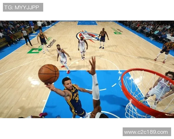 新赛季勇士与雷霆激战回顾展现篮球魅力与团队精神 新赛季勇士与雷霆激战回顾展现篮球魅力与团队精神