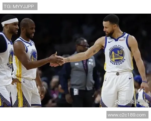 勇士达成四大换一的巨型交易引来球迷围观议论